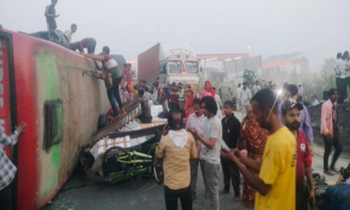 छठ महापर्व पर जयपुर से घर लौट रहे यात्रियों की बस पलटी, 22 घायल