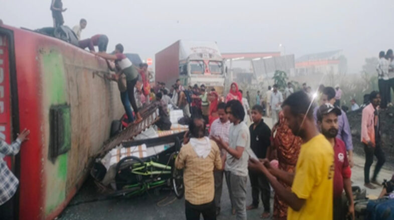 छठ महापर्व पर जयपुर से घर लौट रहे यात्रियों की बस पलटी, 22 घायल