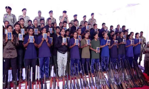 छत्तीसगढ़ में 208 नक्सलियों ने किया आत्मसमर्पण
