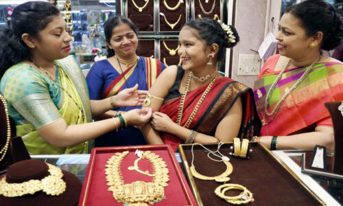 सस्ता हुआ सोना-चांदी, 1300 रुपए से ज्यादा गिरे पीली धातु के दाम