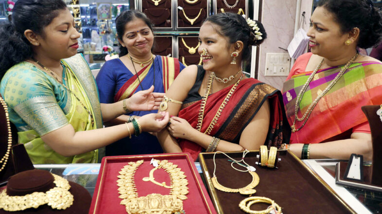 सोना रिकॉर्ड ऊंचाई पर