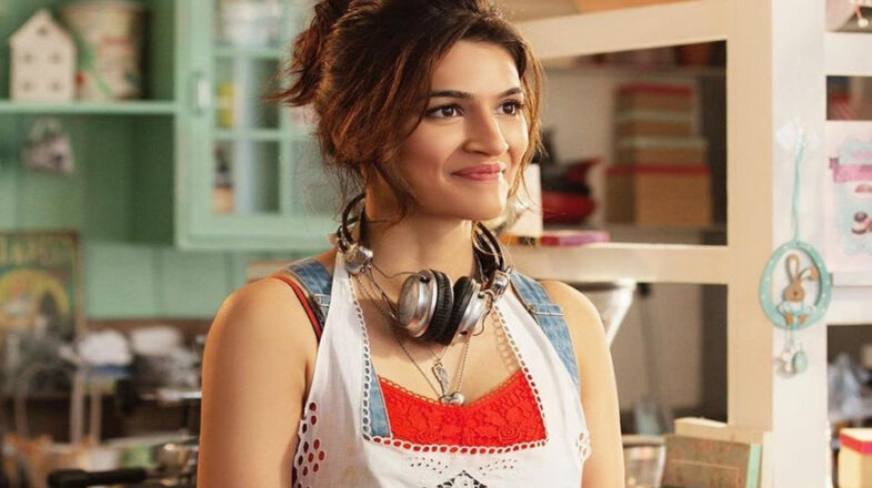 कृति सेनन अपनी मां के लिए बनीं मेहंदी आर्टिस्ट