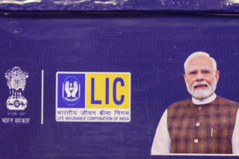 एलआईसी का 33 हजार करोड़ अडानी को!