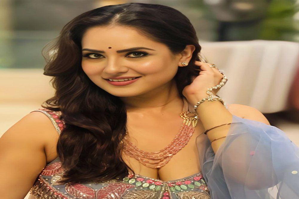 पूजा बनर्जी का ‘डर्टी स्कैम्स’ लुक