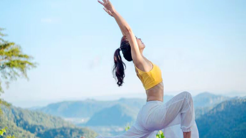 सूर्य नमस्कार से लेकर वज्रासन तक, ये आसान योगासन बनाएंगे आपकी सेहत