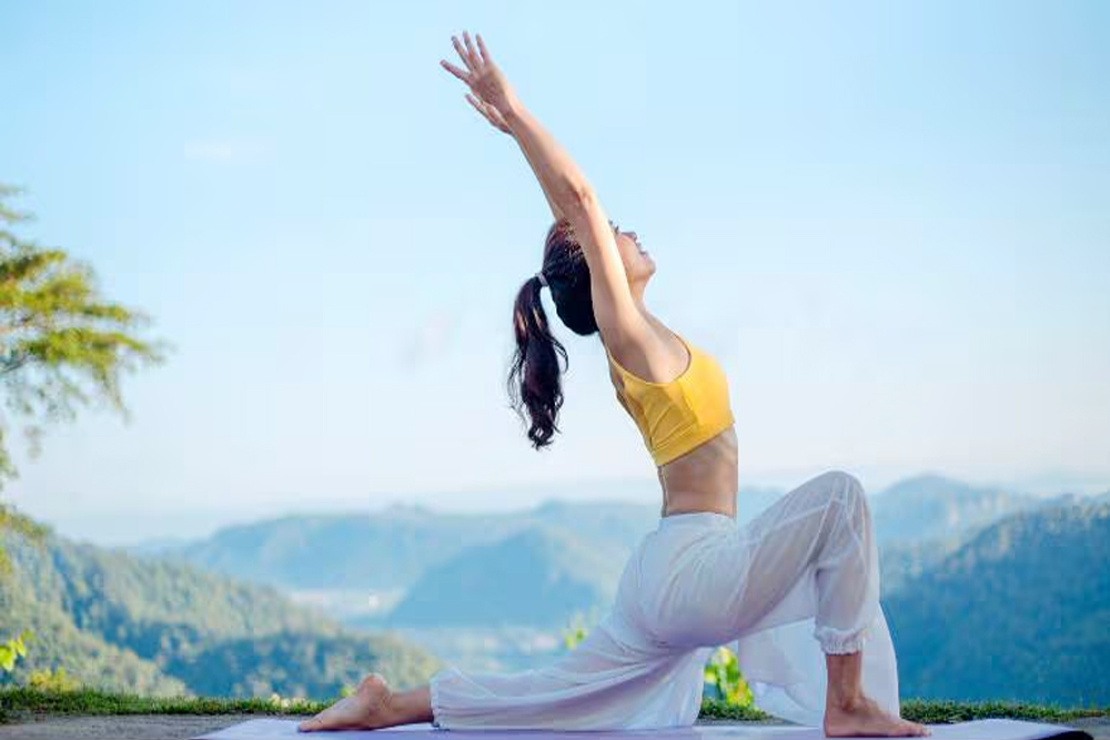 सूर्य नमस्कार से लेकर वज्रासन तक, ये आसान योगासन बनाएंगे आपकी सेहत