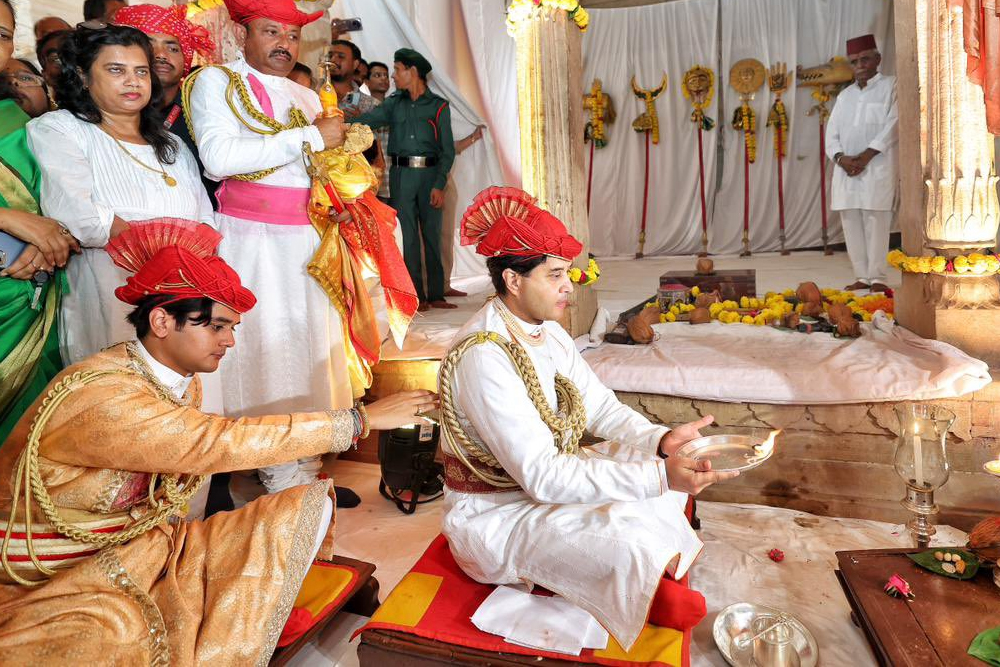 ग्वालियर में दशहरे पर दिखा केंद्रीय मंत्री सिंधिया का राजशाही अंदाज