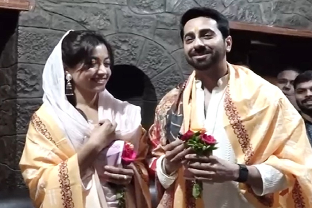 ‘थामा’ के रिलीज से पहले साईं बाबा के चरणों में पहुंचे रश्मिका मंदाना और आयुष्मान खुराना