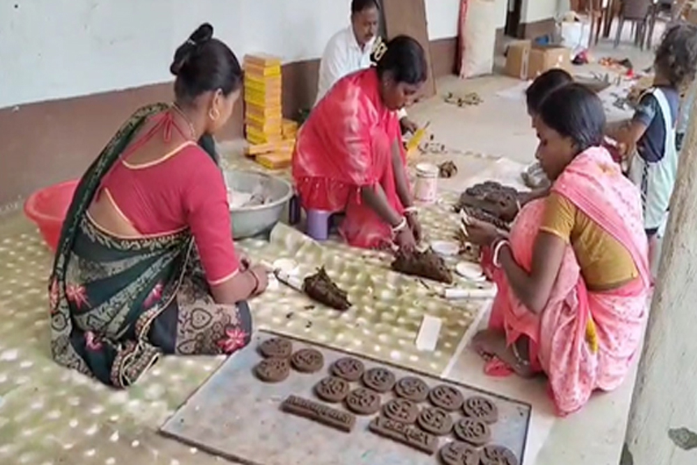 झारखंड के कोडरमा में गोबर क्राफ्ट से बन रहे दीये