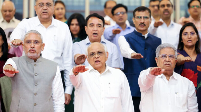 गुजरात सरकार के सभी मंत्रियों का इस्तीफा