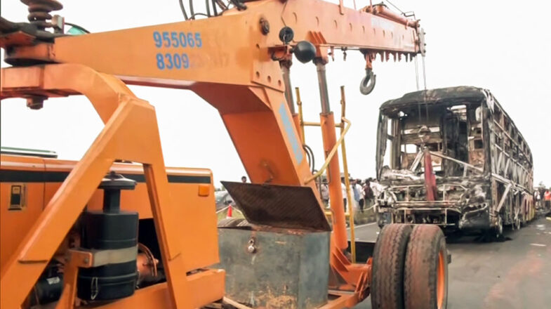 चलती बस में आग लगी, 20 की मौत