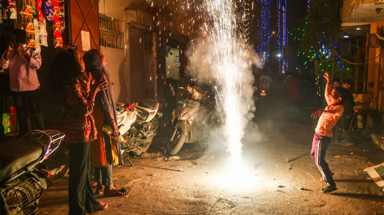 दीवाली क्यों अपनी ख़ुशी के लिए माफ़ी मांगे?