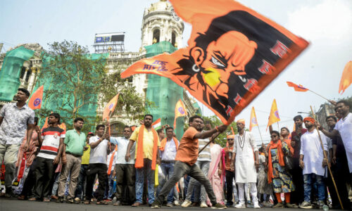 हिंदू को बांटो, लड़ाओ, खरीदो और बनाओ गंवार!