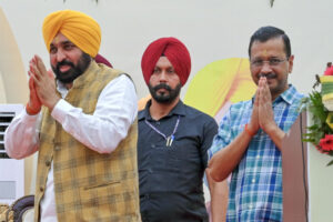 केजरीवाल जान बूझकर परदे के पीछे