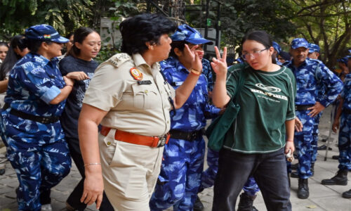 सरकार संवाद करे, जोर आजमाइश नहीं