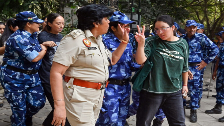 सरकार संवाद करे, जोर आजमाइश नहीं