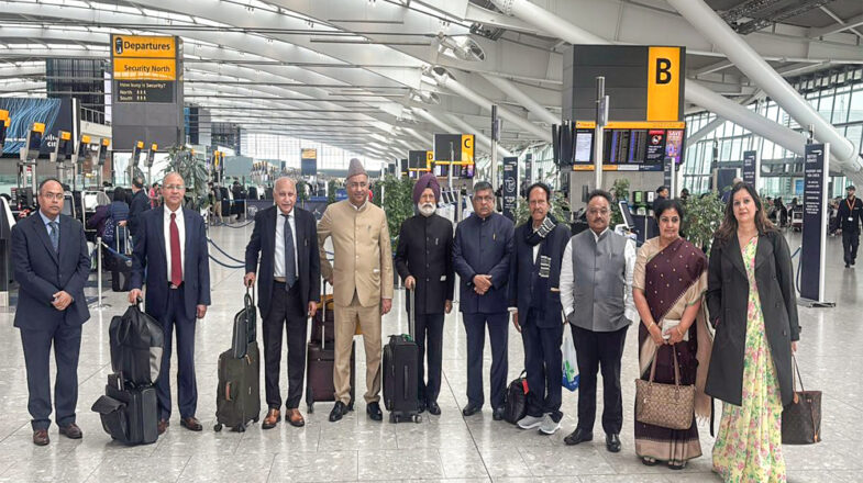 सरकार सांसदों को अमेरिका भेज रही है