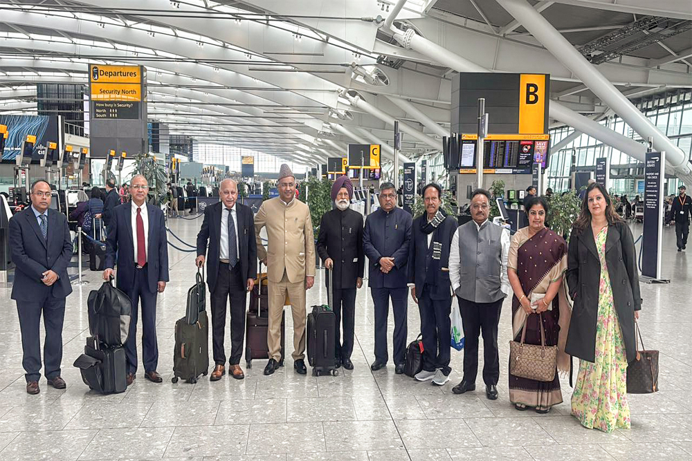 सरकार सांसदों को अमेरिका भेज रही है