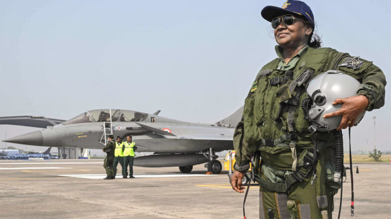 राष्ट्रपति मुर्मू ने राफेल में उड़ान भरी