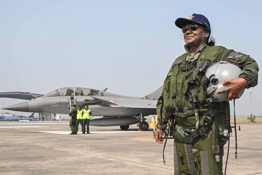 राष्ट्रपति मुर्मू ने राफेल में उड़ान भरी