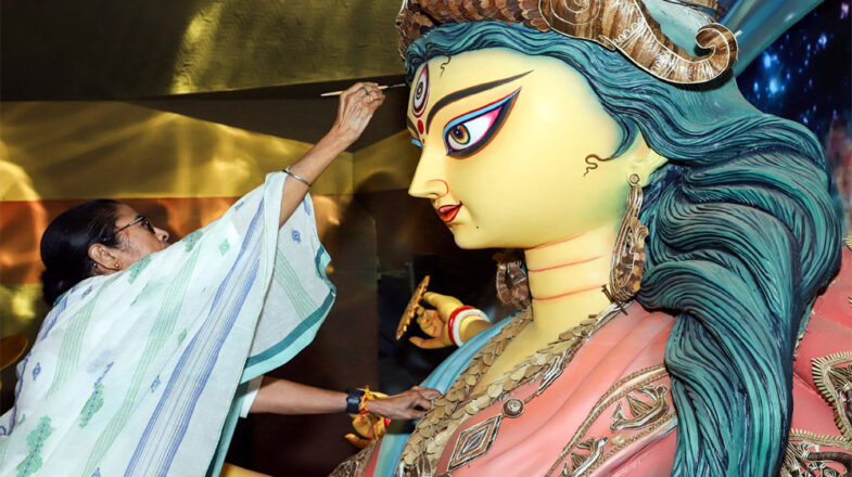 पूजा पंडालों की थीम से चुनाव का अंदाजा