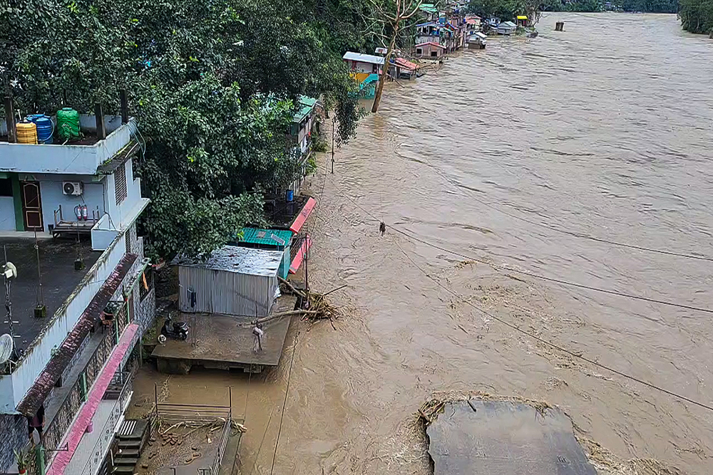 बंगाल में बारिश से तबाही