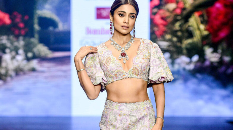 श्रेया सरन ने चाय-कॉफी के बागानों में बेटी संग बिताया दिन