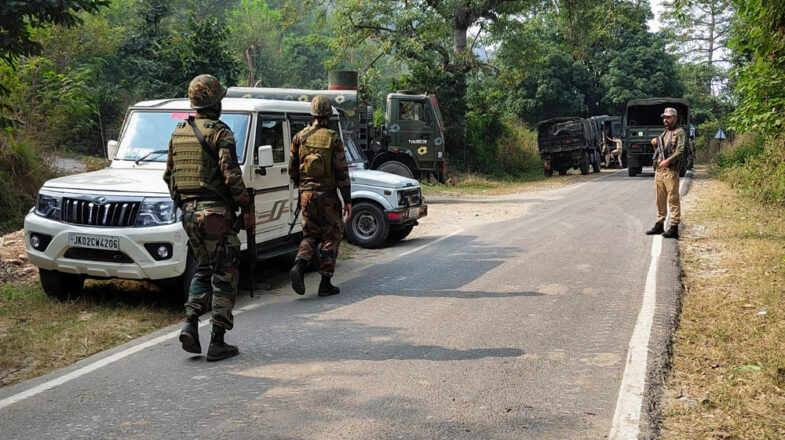 जम्मू-कश्मीर के किश्तवाड़ में सुरक्षाबलों ने आतंकियों को घेरा, मुठभेड़ जारी