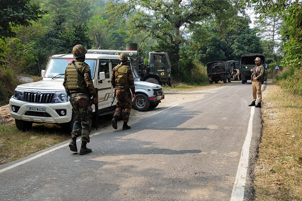 जम्मू-कश्मीर के किश्तवाड़ में सुरक्षाबलों ने आतंकियों को घेरा, मुठभेड़ जारी