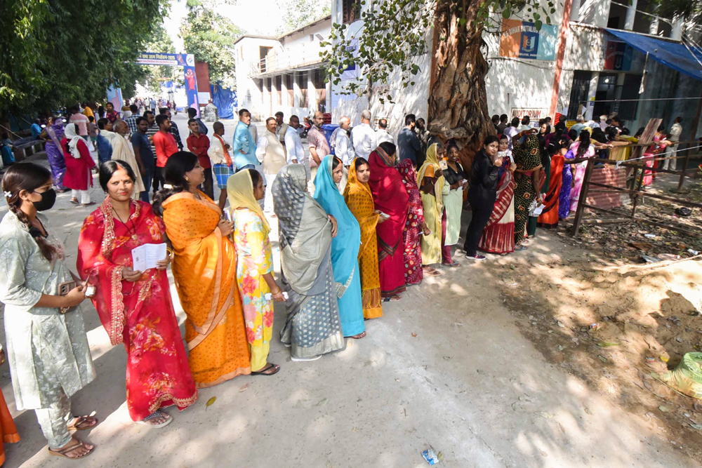 बिहार में 3 बजे तक 53 प्रतिशत से अधिक मतदान, बेगूसराय सबसे आगे