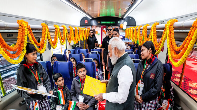 पीएम मोदी ने काशी से दी सौगात, चार वंदे भारत ट्रेन को दिखाई हरी झंडी