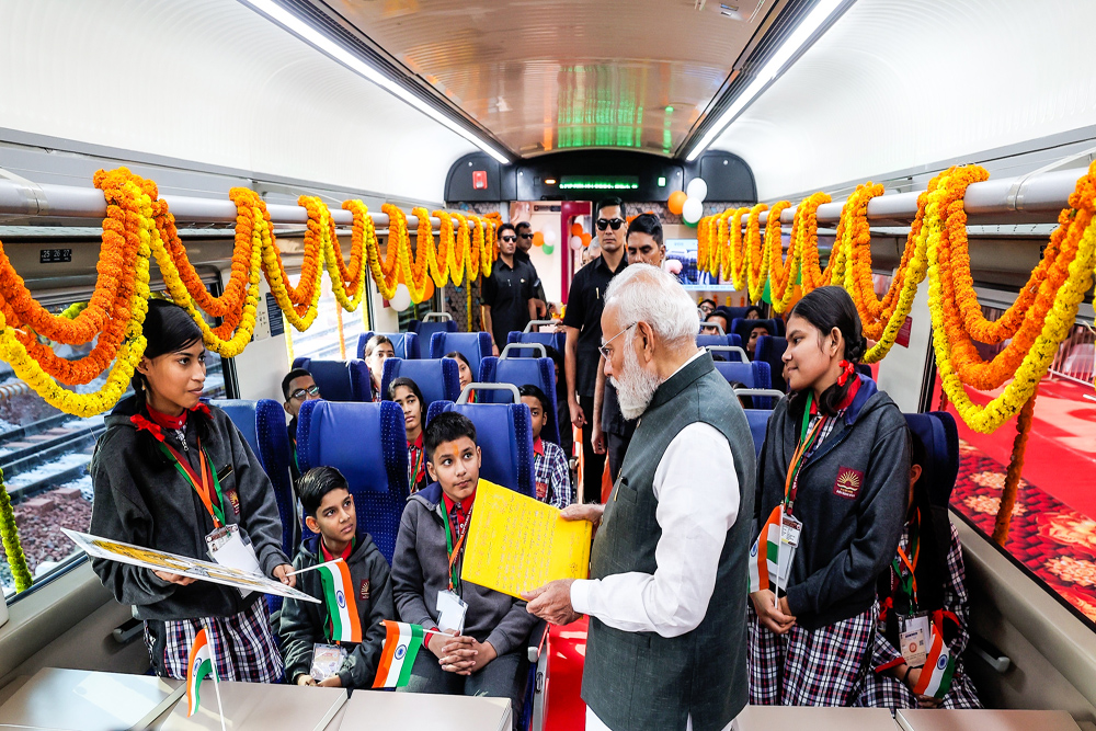 पीएम मोदी ने काशी से दी सौगात, चार वंदे भारत ट्रेन को दिखाई हरी झंडी