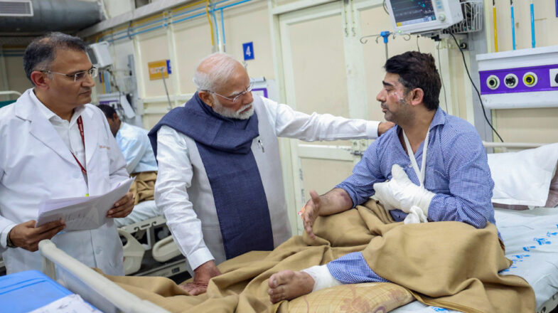 प्रधानमंत्री मोदी भूटान से लौटते ही एलएनजेपी अस्पताल पहुंचे