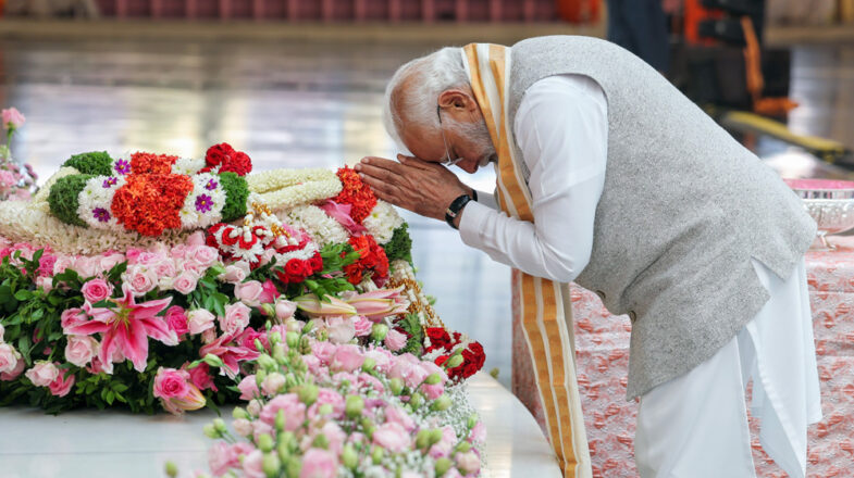 श्री सत्य साईं बाबा का जीवन ‘वसुधैव कुटुम्बकम’ का स्वरूप रहा : पीएम मोदी