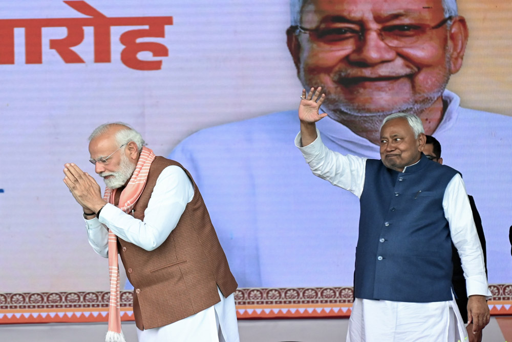 बिहार: शपथ ग्रहण समारोह में पीएम मोदी ने झुककर किया शुक्रिया