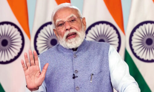 भारत विकास की कहानी लिख रहा है