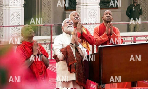 अयोध्या : राम मंदिर में प्रधानमंत्री मोदी ने फहराई धर्म ध्वजा
