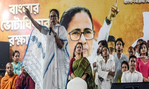 चुनाव आयोग पर ममता का हमला