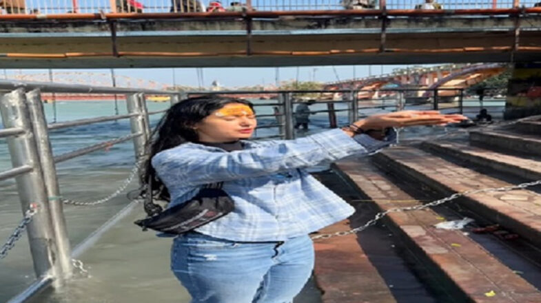 हरिद्वार में गंगा स्नान करने पहुंचीं खुशबू पाटनी