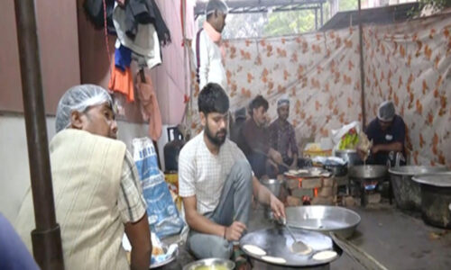 बिहार में काउंटिंग के बीच दिल्ली के भाजपा कार्यालय में बन रहे पकवान