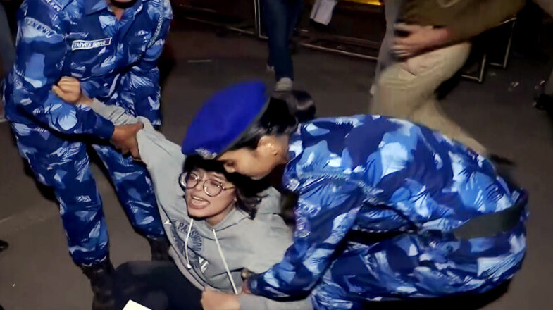 मुसीबत बताना जुर्म है!