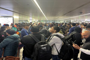 भारतीयों में देश छोड़ने की होड़