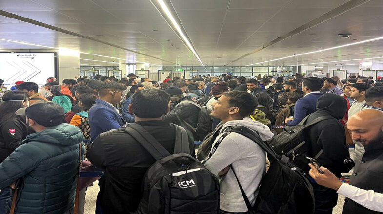 भारतीयों में देश छोड़ने की होड़