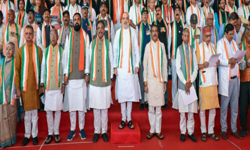 सीएम पद पर सफाई देती रही भाजपा