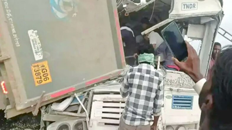 तेलंगाना के रंगारेड्डी में बस-ट्रक की टक्कर, 20 लोगों की मौत