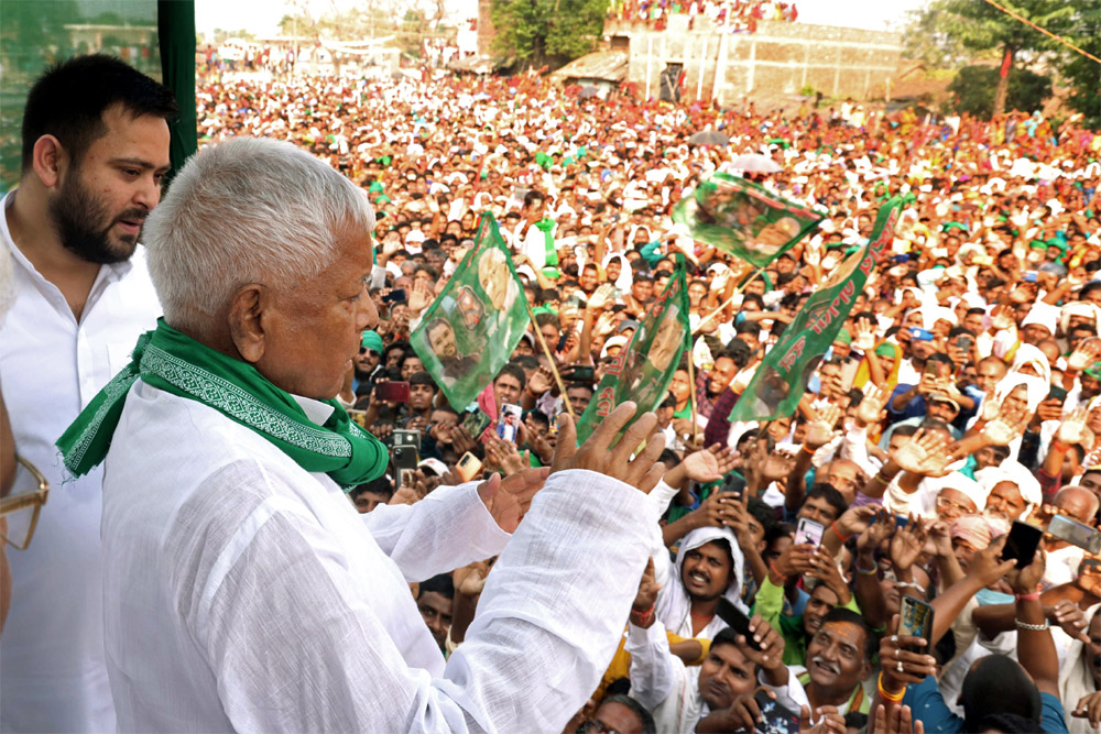 लालू पोस्टर से गायब हैं पर प्रचार कर रहे हैं