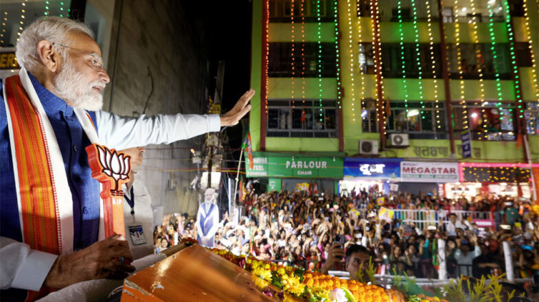 पटना में मोदी ने किया रोडशो