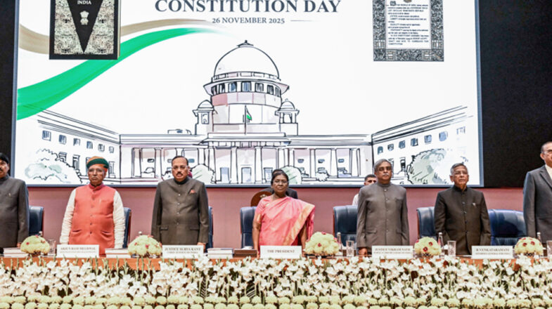 संविधान दिवस पर मुर्मू ने सरकार की तारीफ की