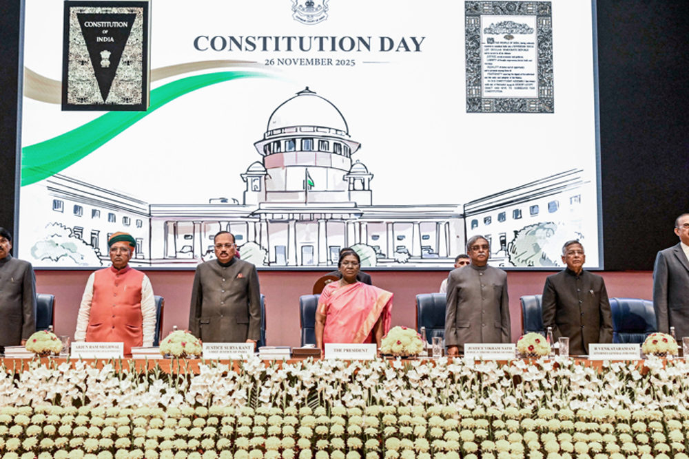 संविधान दिवस पर मुर्मू ने सरकार की तारीफ की