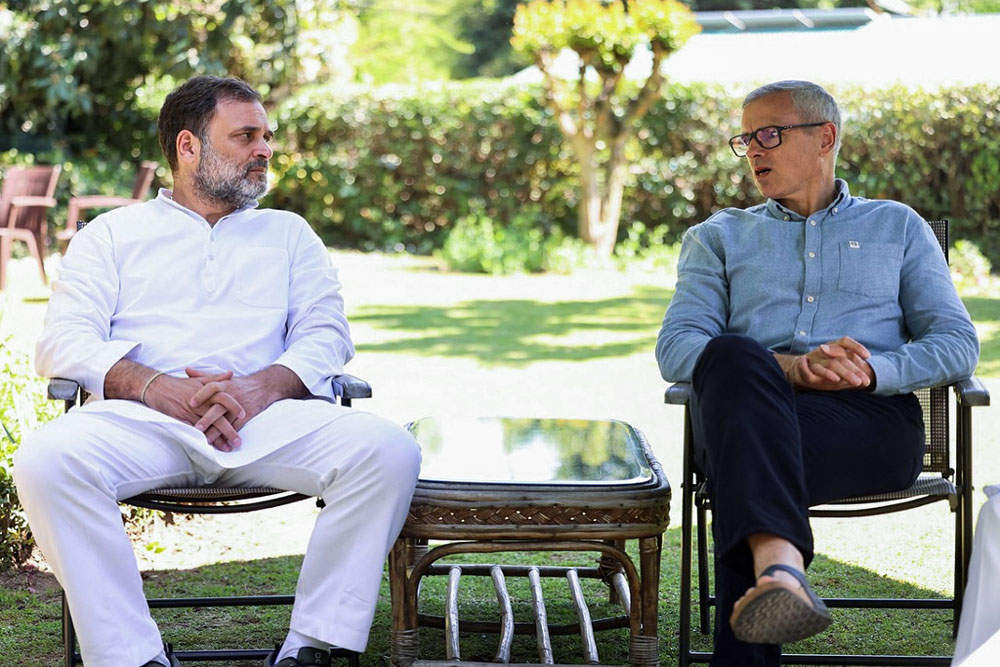 उमर की मुश्किल बढ़ रही है